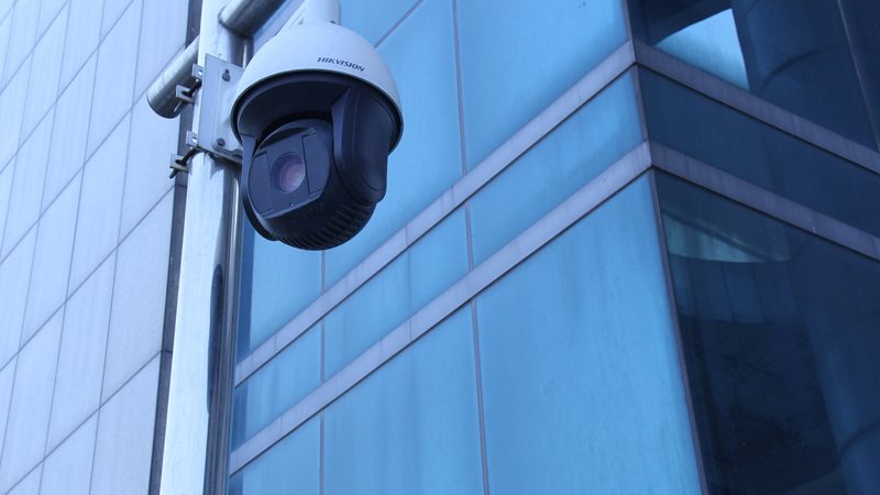 相较于现代的无线报警器，老式电话线报警器具有以下优势：